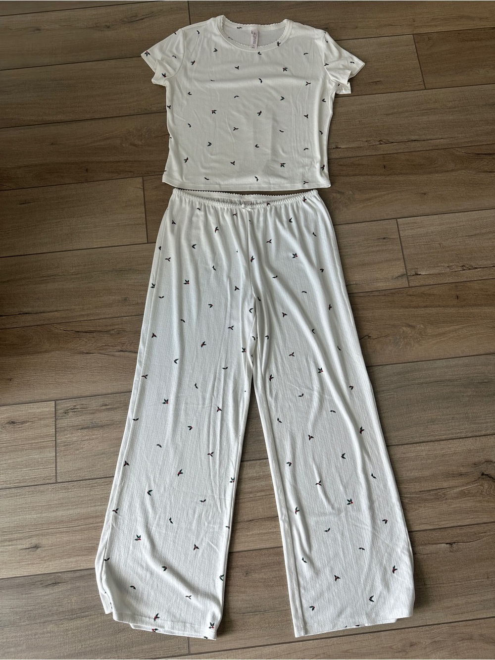 Auden Women's White Mistletoe Holly Holiday Two-Piece Pajama Set